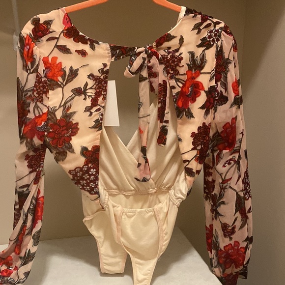 In The Style, new with tags, tan bodysuit with rose design. Open back - Picture 3 of 3